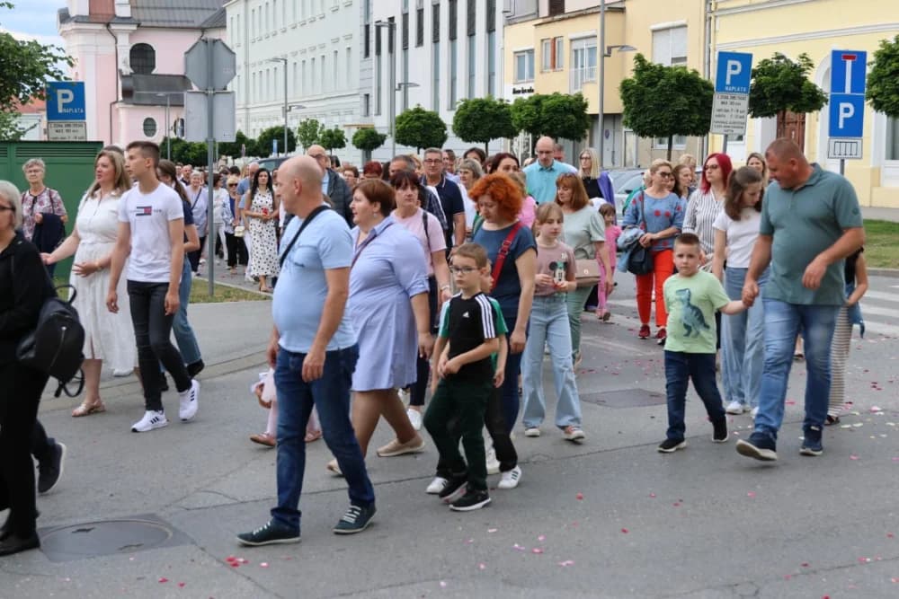 Tijelovska procesija ulicama grada Požege (FOTOGALERIJA)