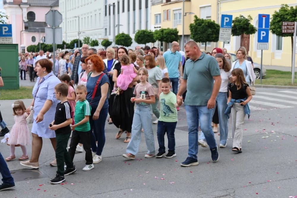 Tijelovska procesija ulicama grada Požege (FOTOGALERIJA)