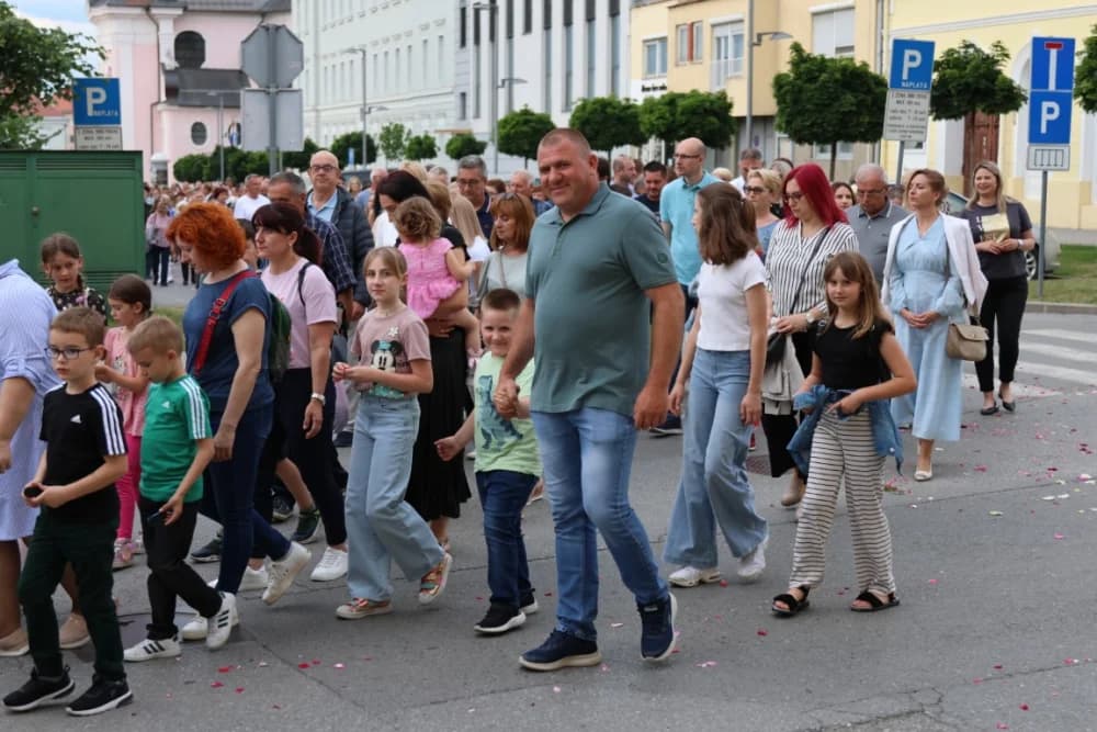 Tijelovska procesija ulicama grada Požege (FOTOGALERIJA)