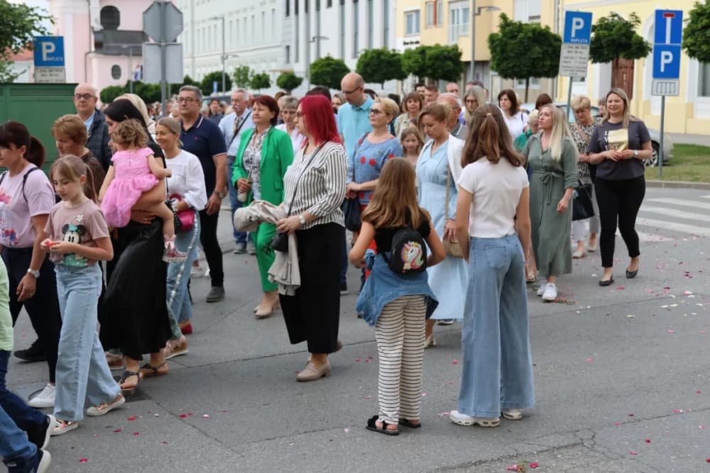 Tijelovska procesija ulicama grada Požege (FOTOGALERIJA)