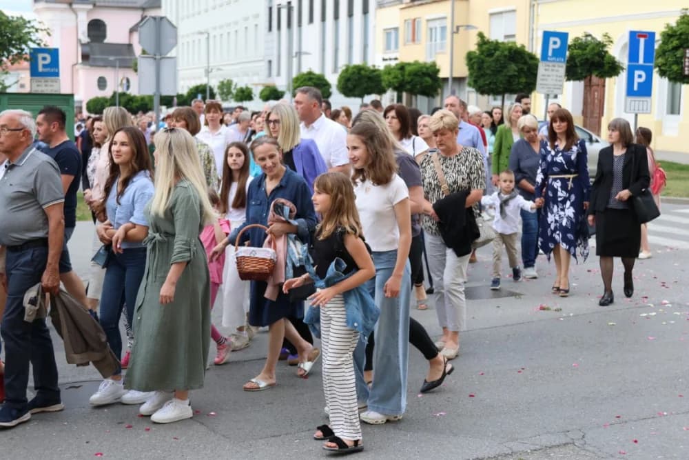 Tijelovska procesija ulicama grada Požege (FOTOGALERIJA)