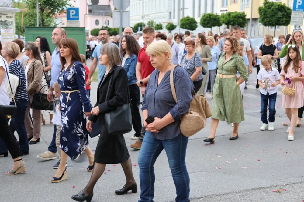 Tijelovska procesija ulicama grada Požege (FOTOGALERIJA)