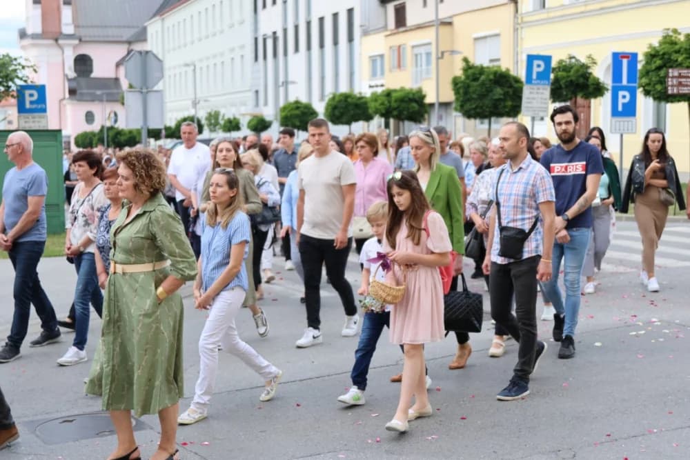 Tijelovska procesija ulicama grada Požege (FOTOGALERIJA)