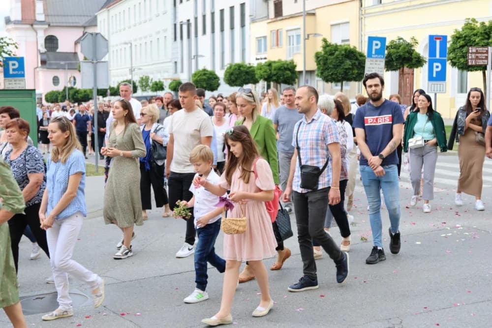 Tijelovska procesija ulicama grada Požege (FOTOGALERIJA)