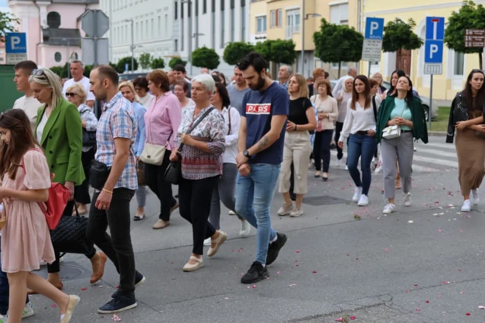 Tijelovska procesija ulicama grada Požege (FOTOGALERIJA)