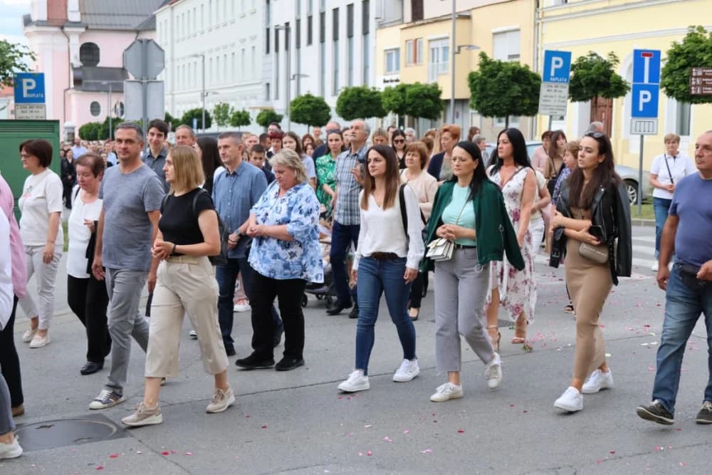 Tijelovska procesija ulicama grada Požege (FOTOGALERIJA)