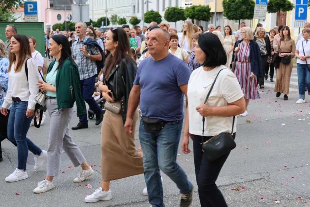 Tijelovska procesija ulicama grada Požege (FOTOGALERIJA)