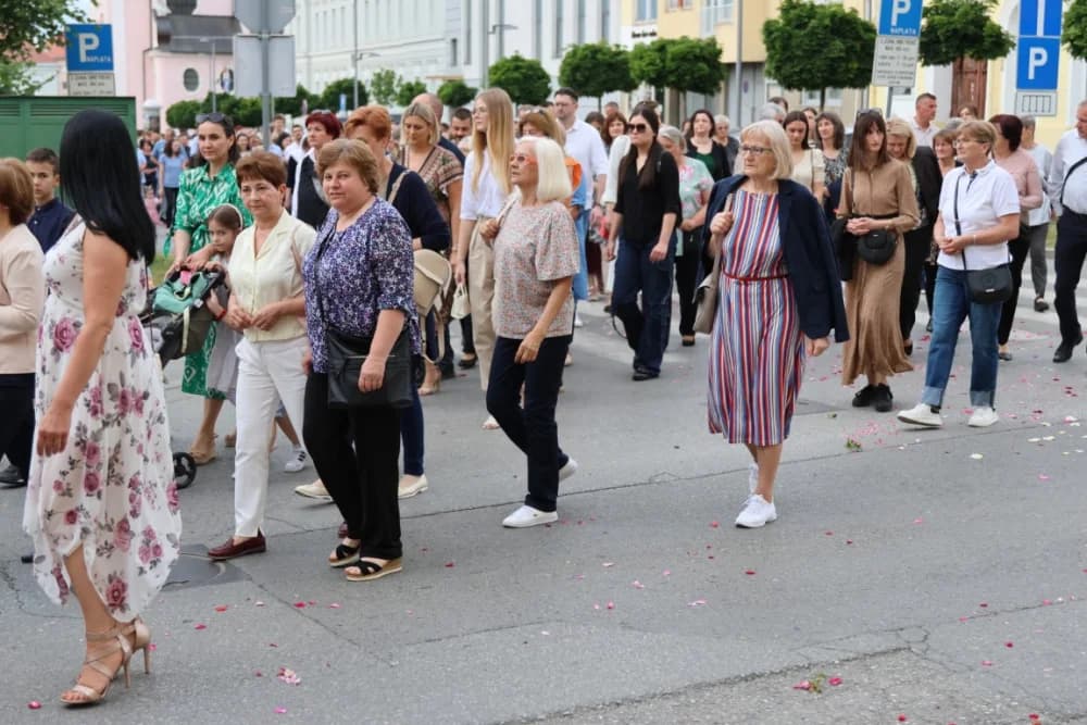 Tijelovska procesija ulicama grada Požege (FOTOGALERIJA)
