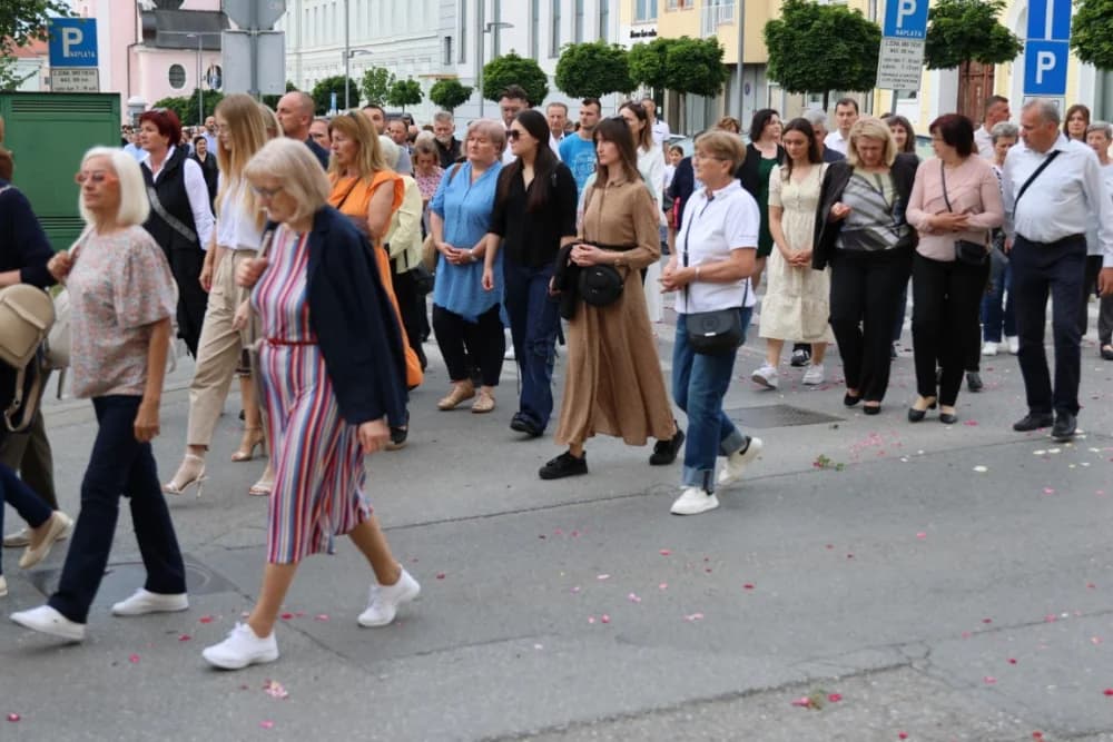 Tijelovska procesija ulicama grada Požege (FOTOGALERIJA)