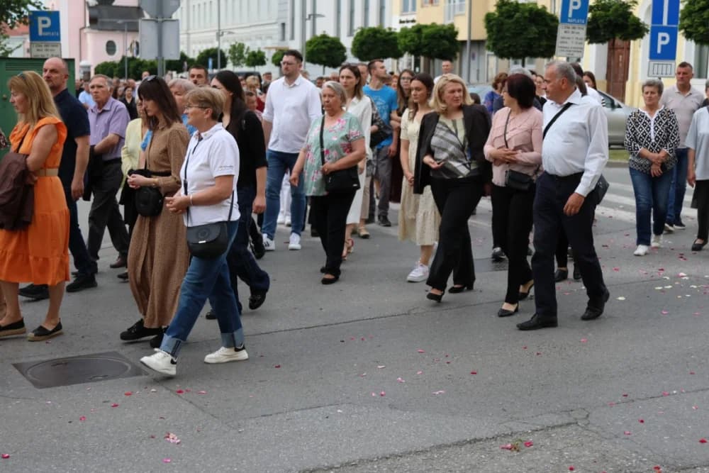 Tijelovska procesija ulicama grada Požege (FOTOGALERIJA)