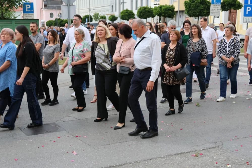 Tijelovska procesija ulicama grada Požege (FOTOGALERIJA)