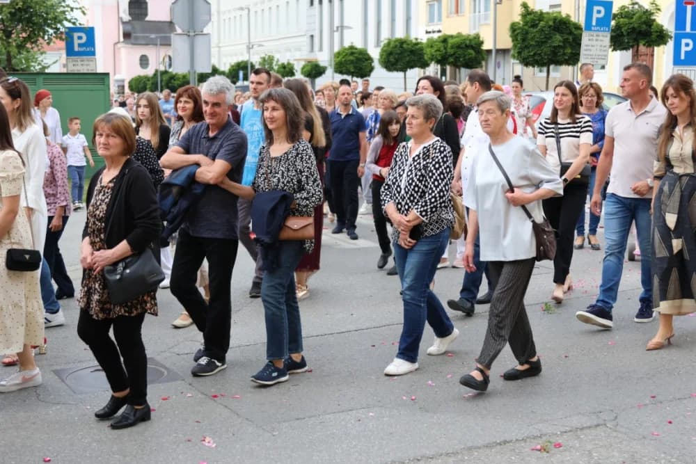 Tijelovska procesija ulicama grada Požege (FOTOGALERIJA)