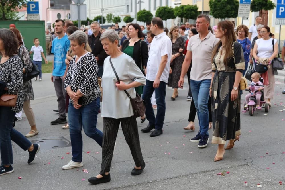 Tijelovska procesija ulicama grada Požege (FOTOGALERIJA)