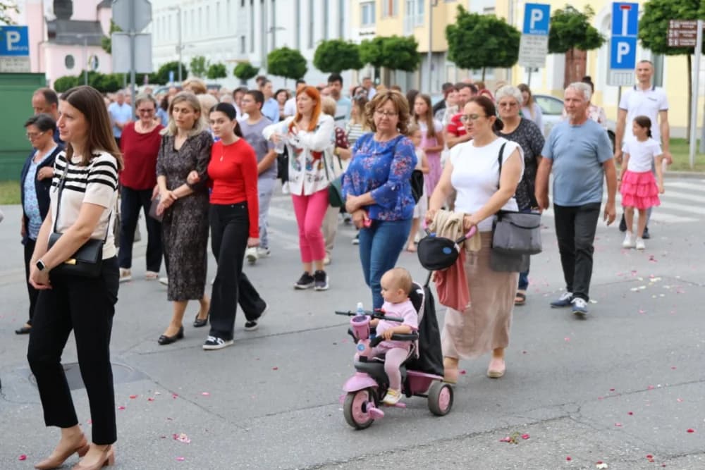 Tijelovska procesija ulicama grada Požege (FOTOGALERIJA)