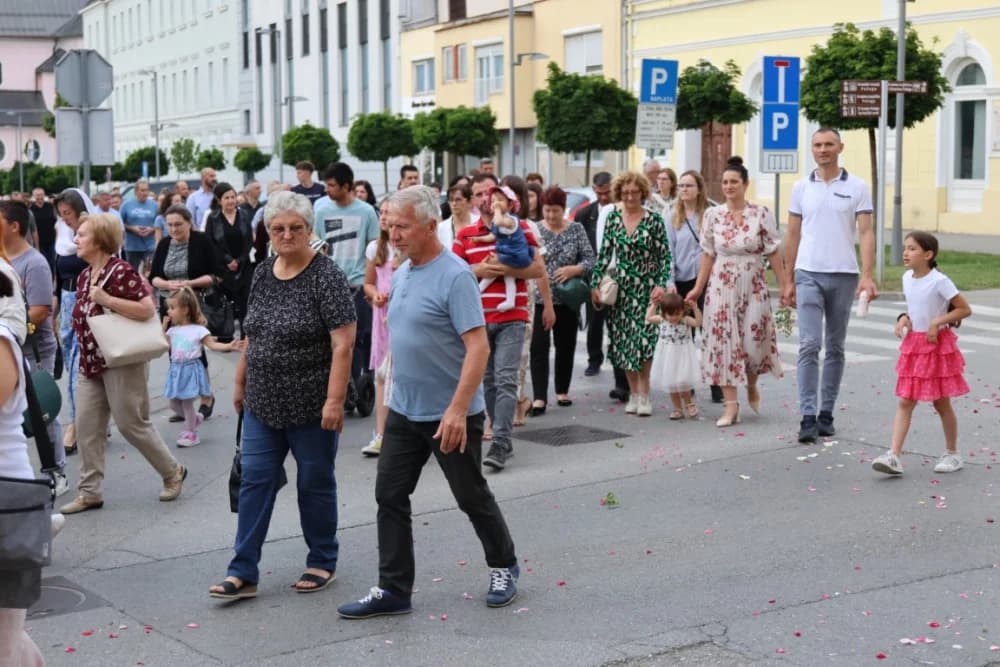 Tijelovska procesija ulicama grada Požege (FOTOGALERIJA)