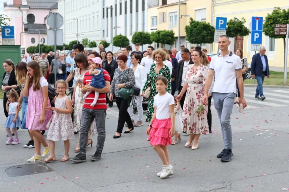 Tijelovska procesija ulicama grada Požege (FOTOGALERIJA)