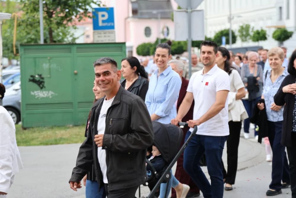 Tijelovska procesija ulicama grada Požege (FOTOGALERIJA)