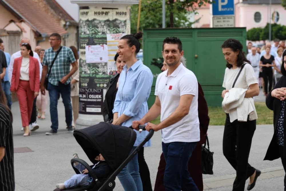 Tijelovska procesija ulicama grada Požege (FOTOGALERIJA)