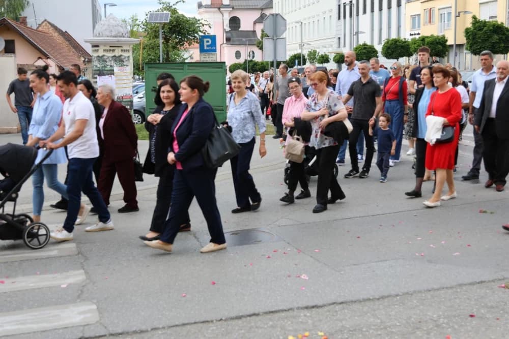 Tijelovska procesija ulicama grada Požege (FOTOGALERIJA)