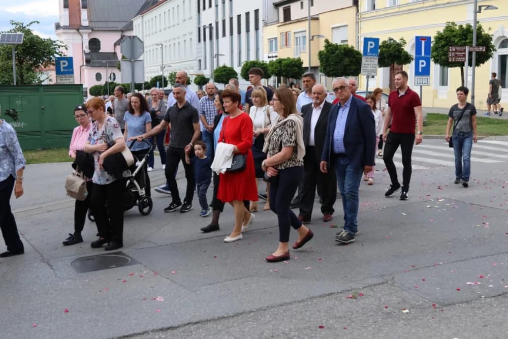 Tijelovska procesija ulicama grada Požege (FOTOGALERIJA)
