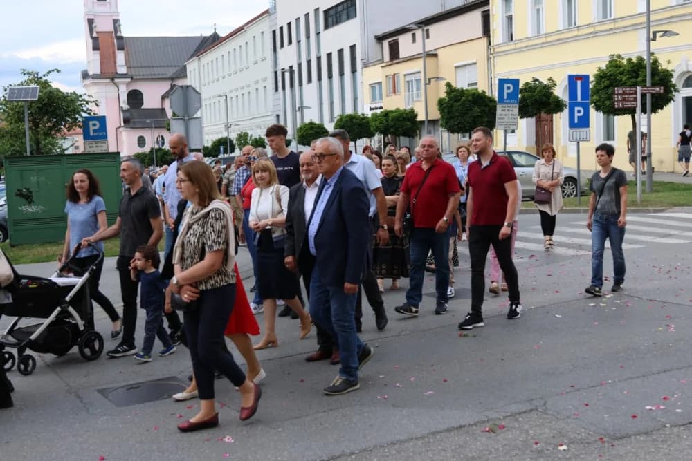 Tijelovska procesija ulicama grada Požege (FOTOGALERIJA)