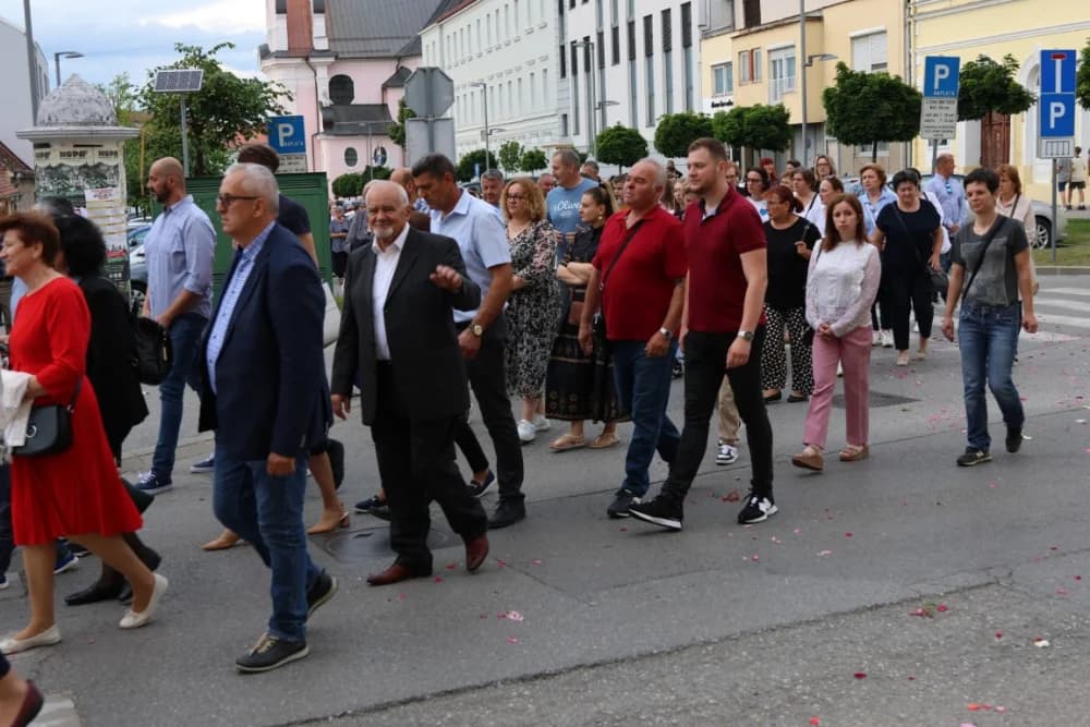 Tijelovska procesija ulicama grada Požege (FOTOGALERIJA)