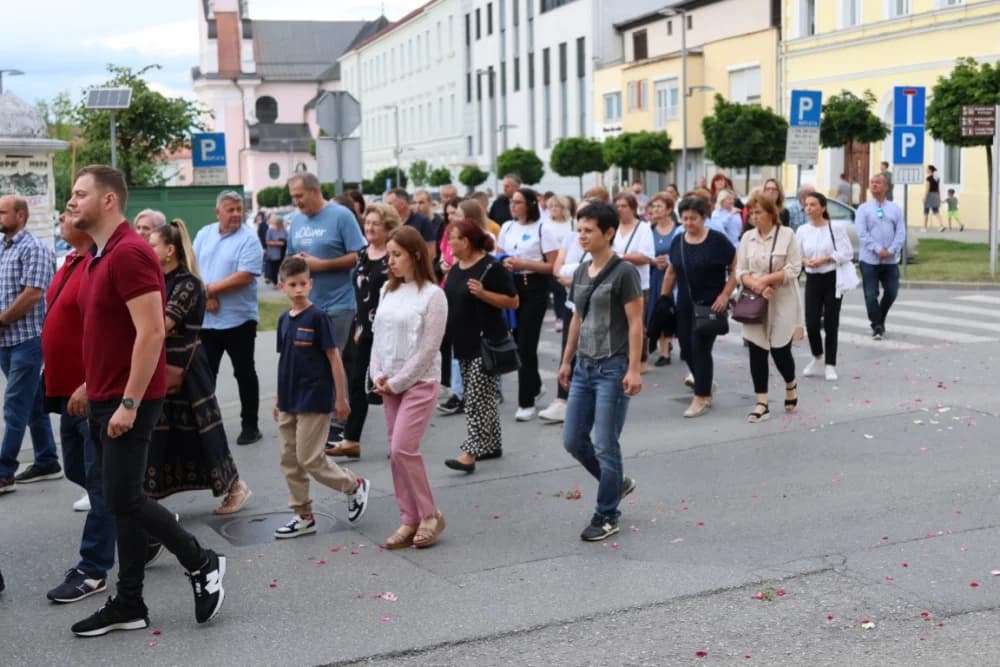 Tijelovska procesija ulicama grada Požege (FOTOGALERIJA)
