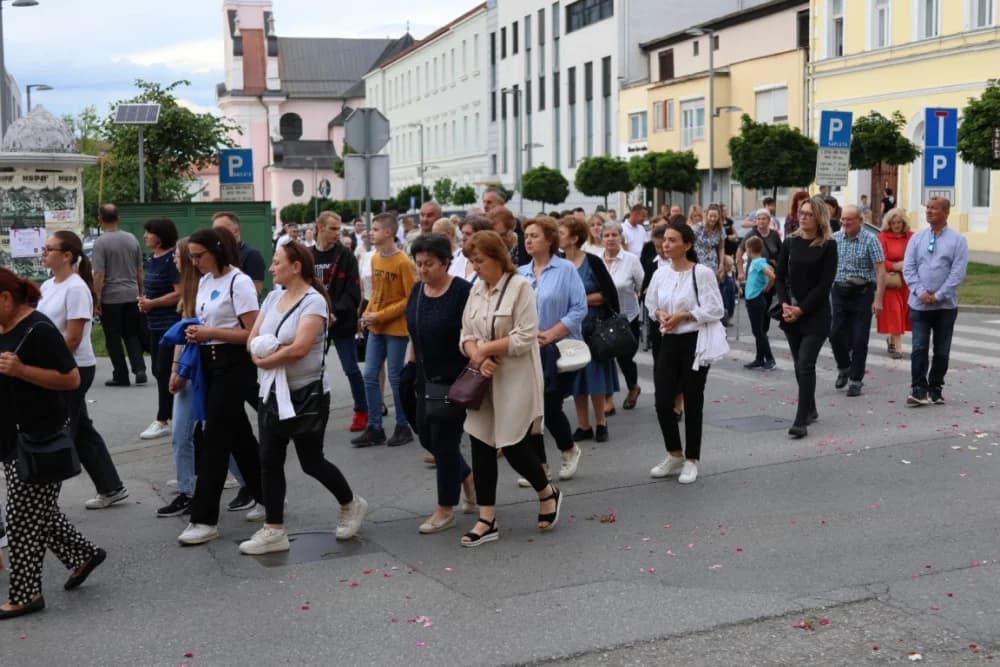 Tijelovska procesija ulicama grada Požege (FOTOGALERIJA)