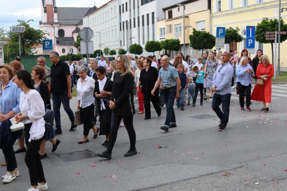 Tijelovska procesija ulicama grada Požege (FOTOGALERIJA)