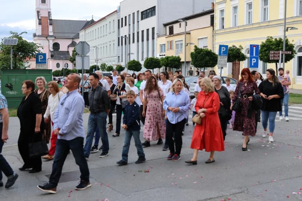 Tijelovska procesija ulicama grada Požege (FOTOGALERIJA)