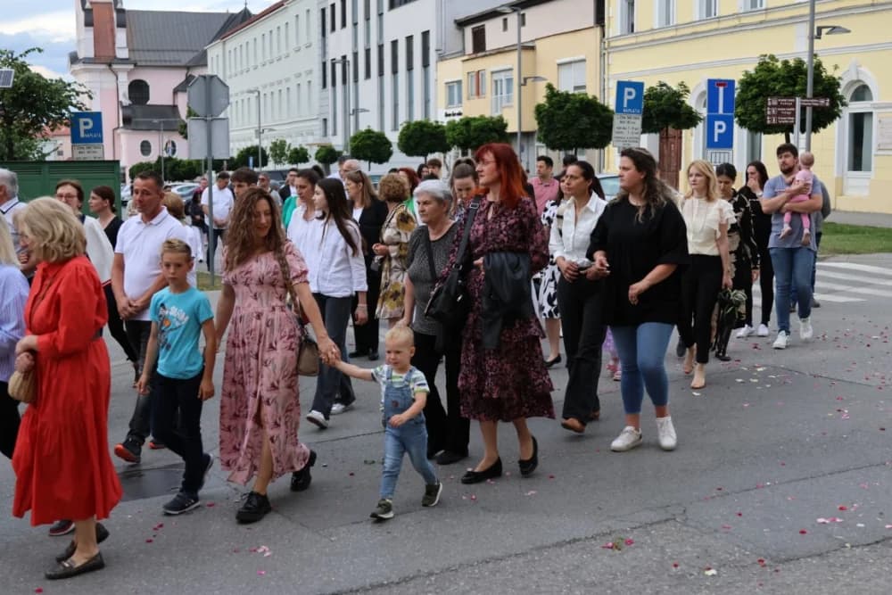 Tijelovska procesija ulicama grada Požege (FOTOGALERIJA)