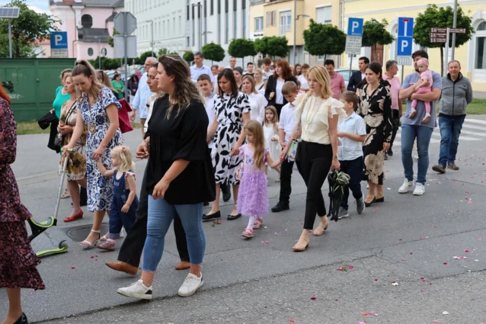 Tijelovska procesija ulicama grada Požege (FOTOGALERIJA)