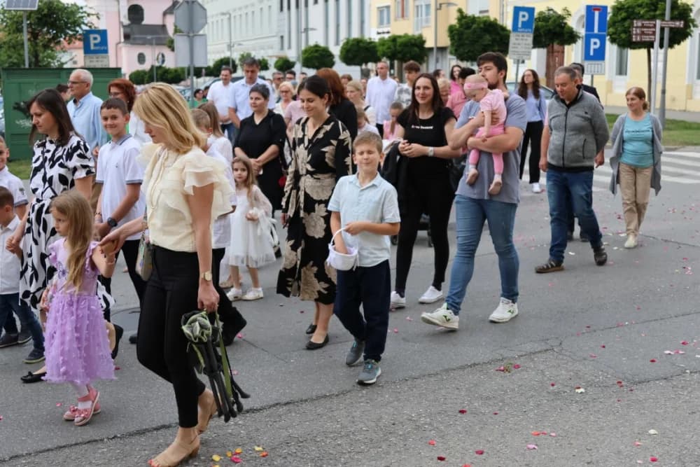 Tijelovska procesija ulicama grada Požege (FOTOGALERIJA)