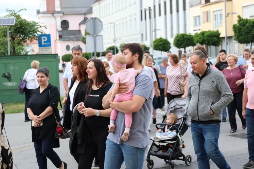Tijelovska procesija ulicama grada Požege (FOTOGALERIJA)