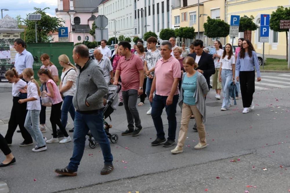 Tijelovska procesija ulicama grada Požege (FOTOGALERIJA)