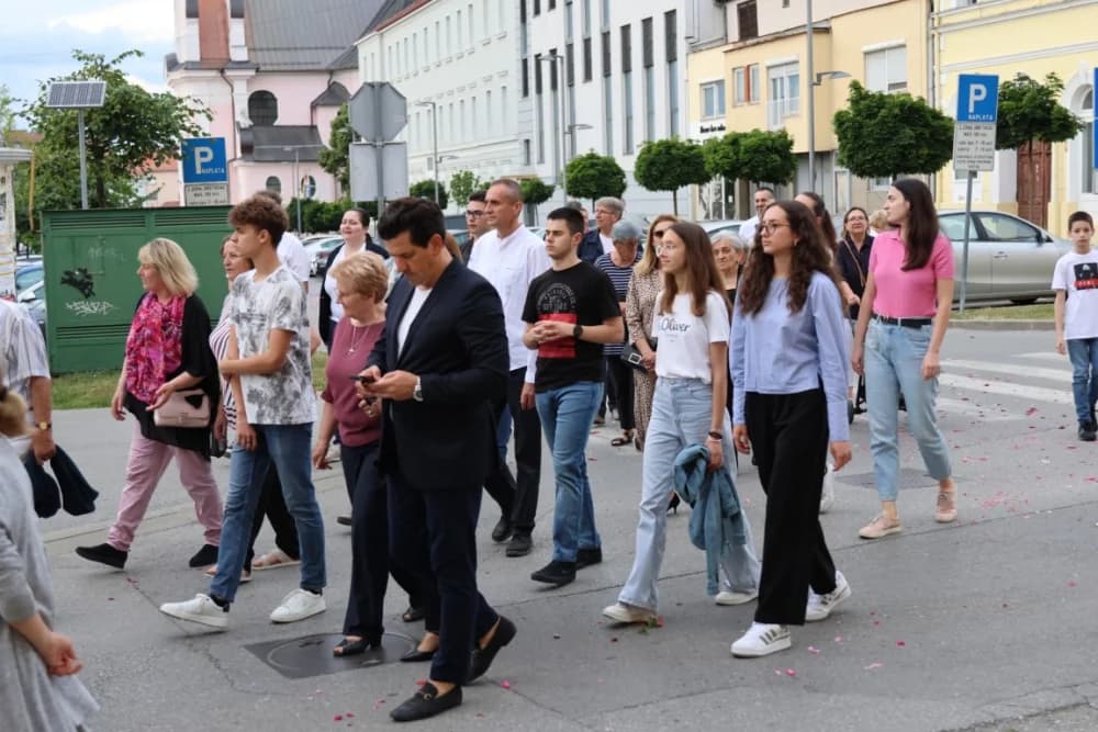Tijelovska procesija ulicama grada Požege (FOTOGALERIJA)