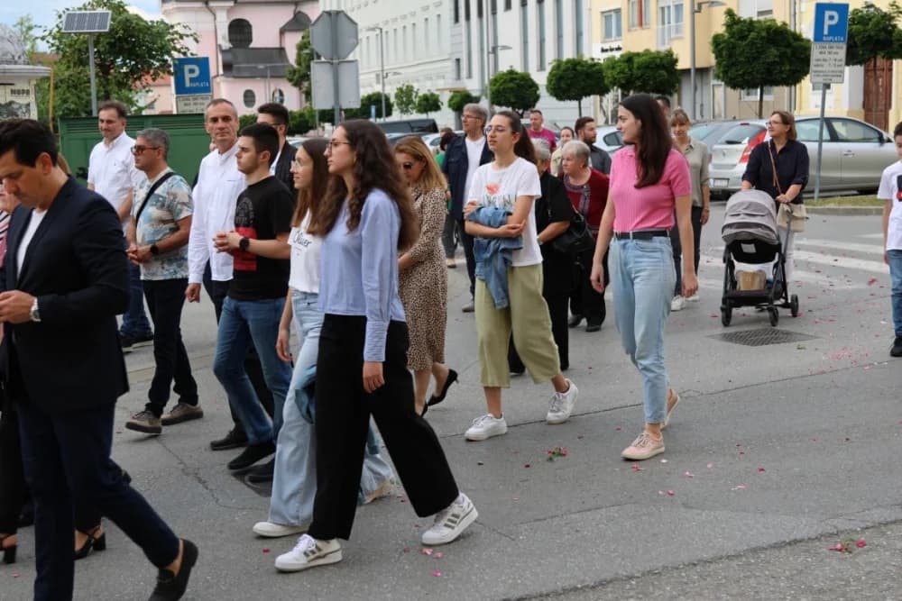 Tijelovska procesija ulicama grada Požege (FOTOGALERIJA)