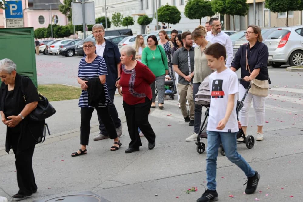 Tijelovska procesija ulicama grada Požege (FOTOGALERIJA)