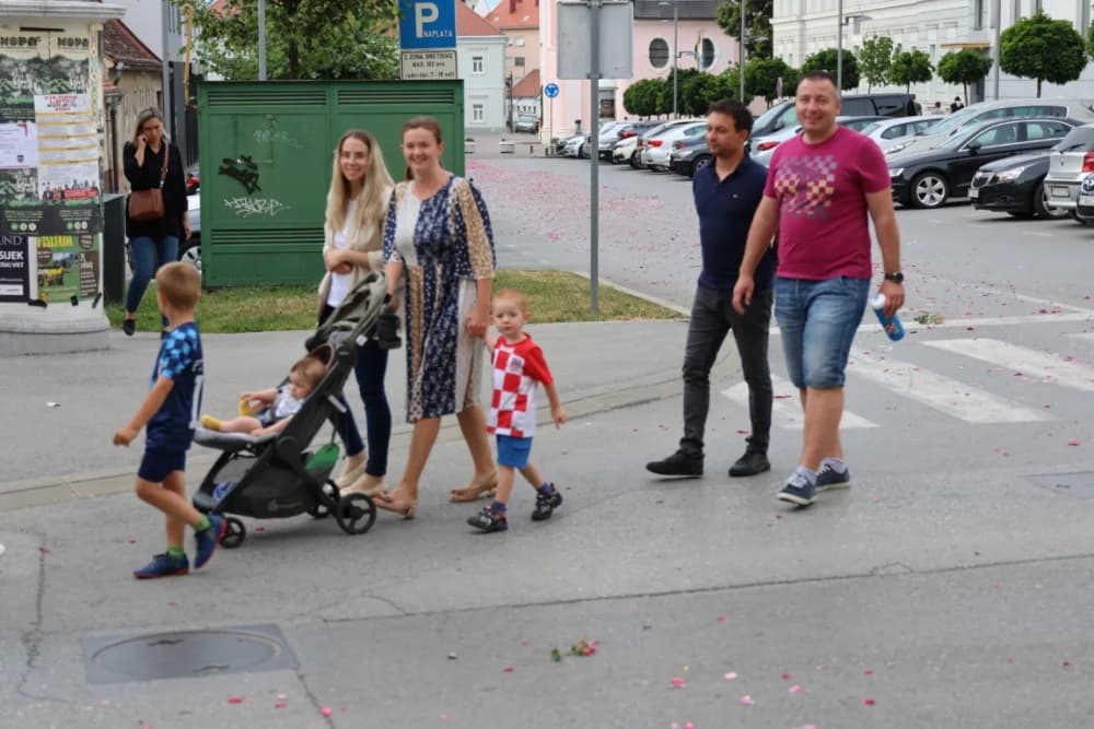 Tijelovska procesija ulicama grada Požege (FOTOGALERIJA)