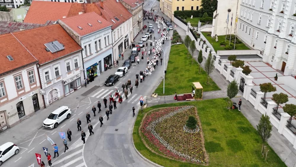 Tijelovska procesija ulicama grada Požege (FOTOGALERIJA)