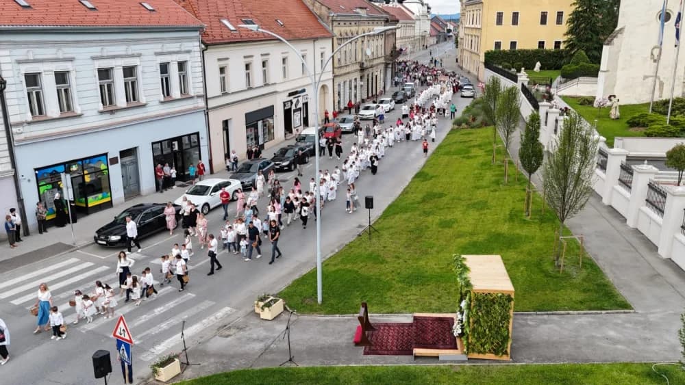Tijelovska procesija ulicama grada Požege (FOTOGALERIJA)