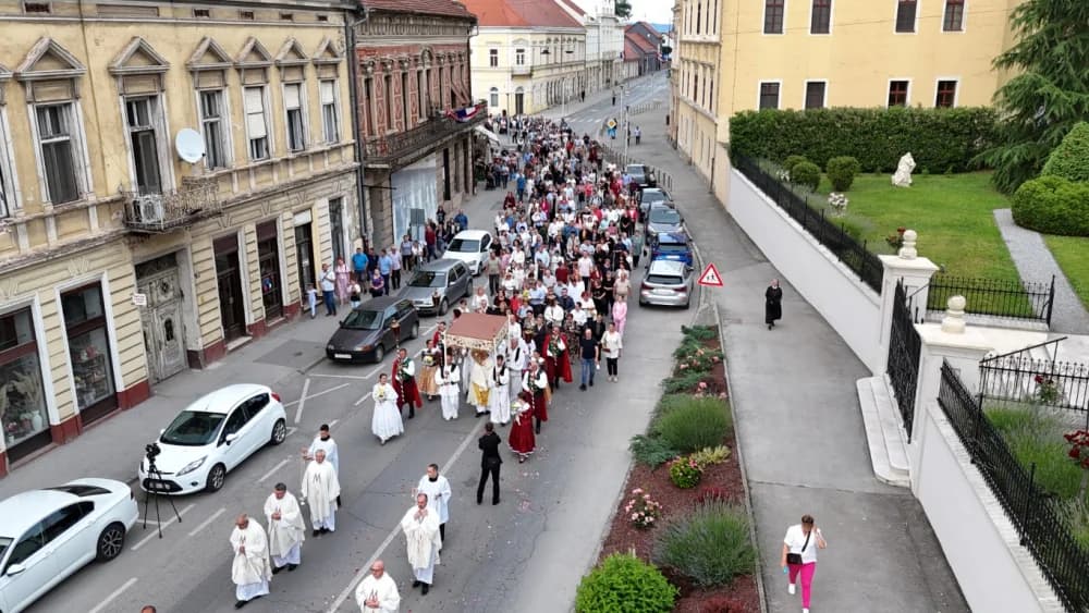 Tijelovska procesija ulicama grada Požege (FOTOGALERIJA)