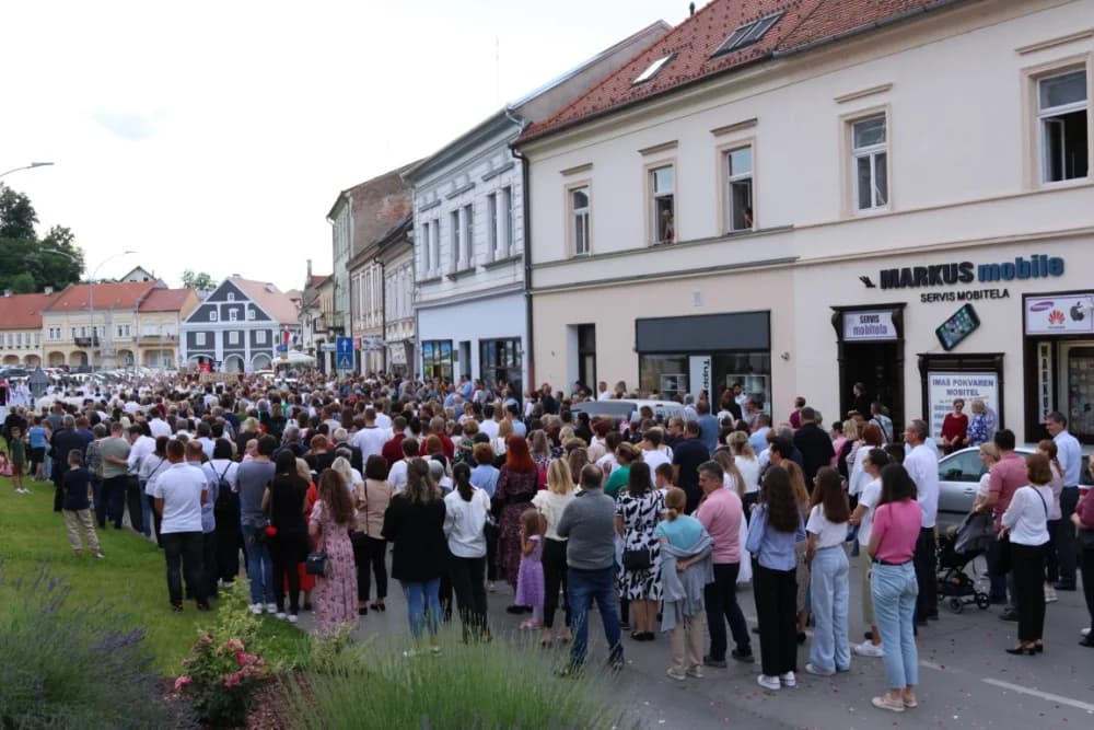 Tijelovska procesija ulicama grada Požege (FOTOGALERIJA)