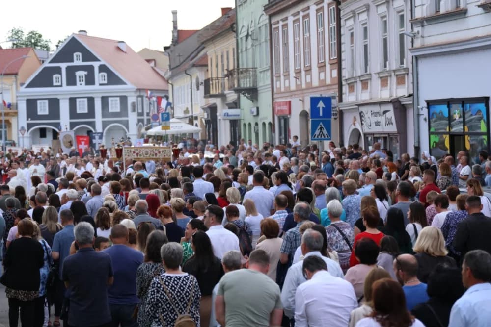 Tijelovska procesija ulicama grada Požege (FOTOGALERIJA)