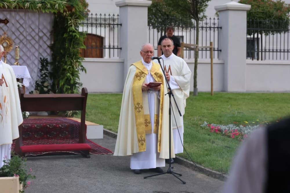 Tijelovska procesija ulicama grada Požege (FOTOGALERIJA)