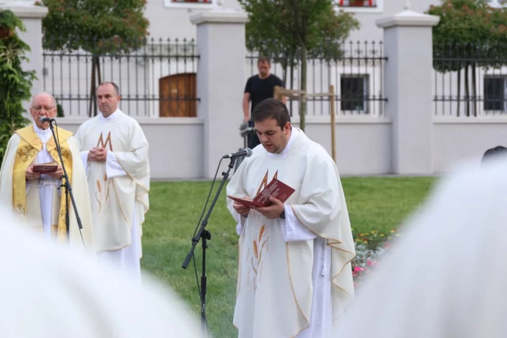 Tijelovska procesija ulicama grada Požege (FOTOGALERIJA)