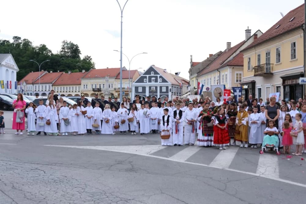 Tijelovska procesija ulicama grada Požege (FOTOGALERIJA)
