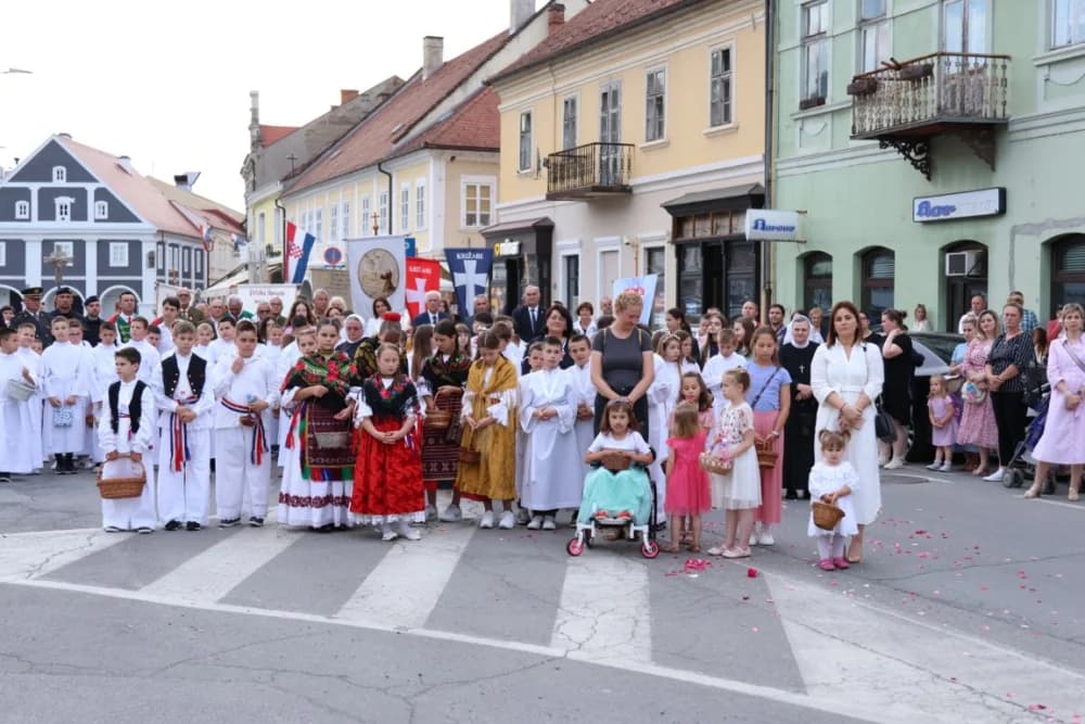 Tijelovska procesija ulicama grada Požege (FOTOGALERIJA)