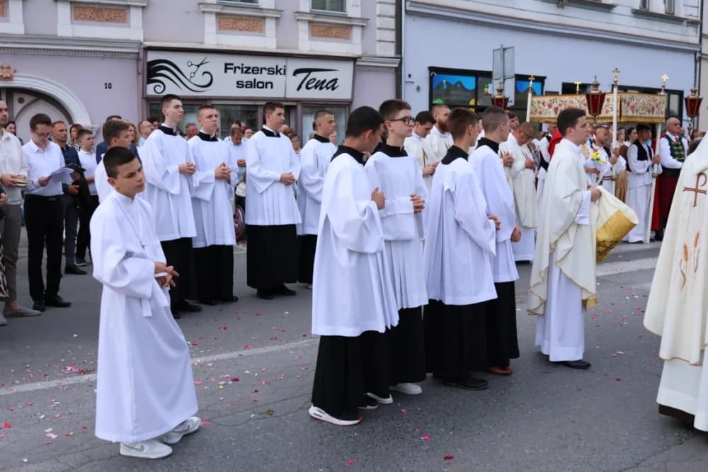 Tijelovska procesija ulicama grada Požege (FOTOGALERIJA)