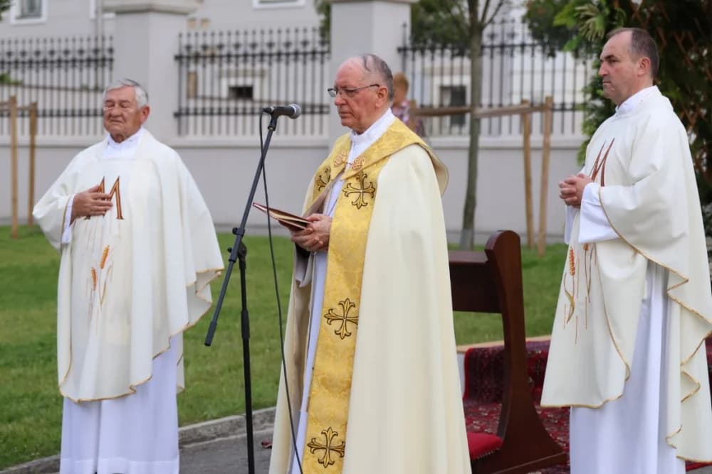 Tijelovska procesija ulicama grada Požege (FOTOGALERIJA)